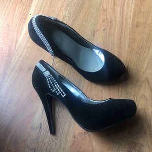 Black high heels with details on the sides.